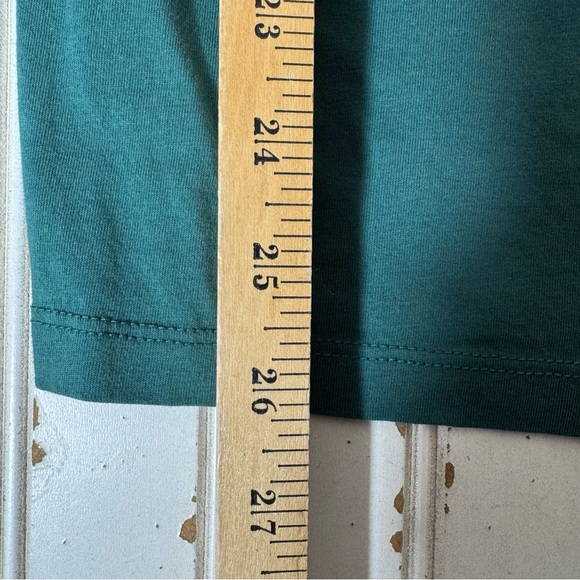 Vineyard Vines T-shirt Men’s Medium‎ long Sleeve holiday Spirits Holly - Picture 4 of 9